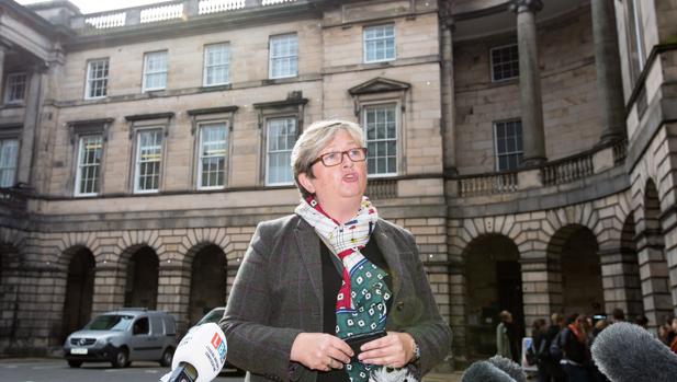 Joanna Cherry, del partido nacionalista escocés SNP, ante el tribunal de Edimburgo