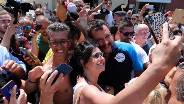 Seguidores de Matteo Salvini se hacen fotos con el líder de la Liga el pasado agosto