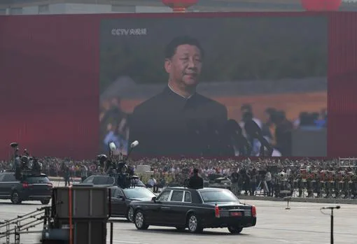El presidente Xi Jinping pasa revista a sus tropas durante el desfile militar en la Plaza de Tiananmen