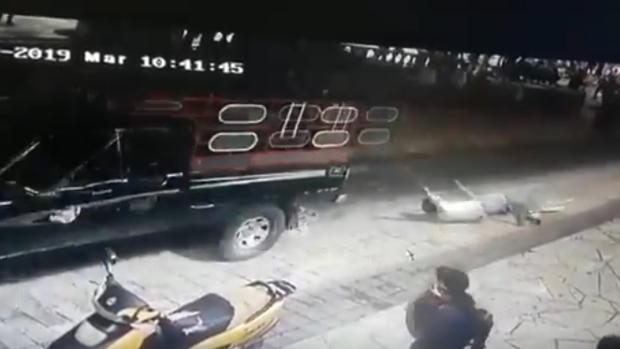 Una cámara de seguridad grabó como el hombre era arrastrado por el vehículo