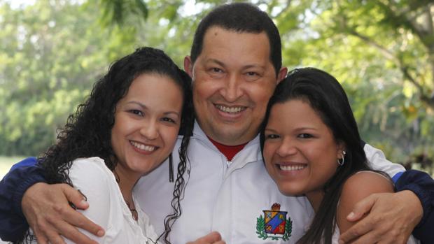 Hugo Chávez con dos de sus hijas, Rosa Virginia (izquierda) y María Gabriela (derecha)