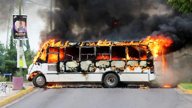 bus-ardiendo-U301525707765Fo--620x349@abc.jpg