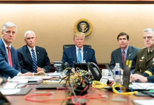 La otra foto de Trump y sus colaboradores