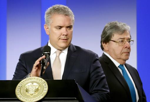 El presidente de Colombia, Iván Duque (izquierda), el nuevo ministro de Defensa, Carlos Holmes Trujillo