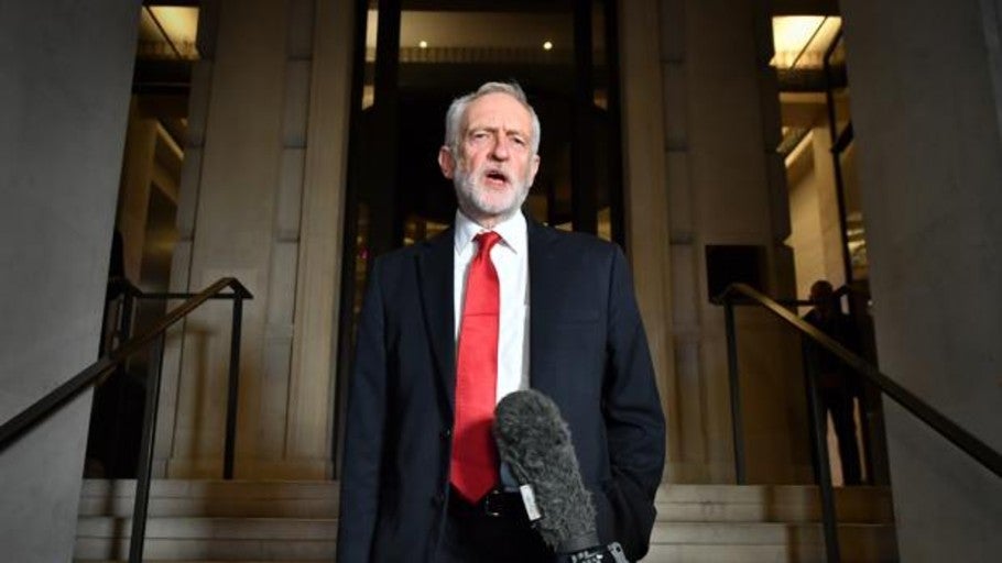 Corbyn centra su campaña en las nacionalizaciones