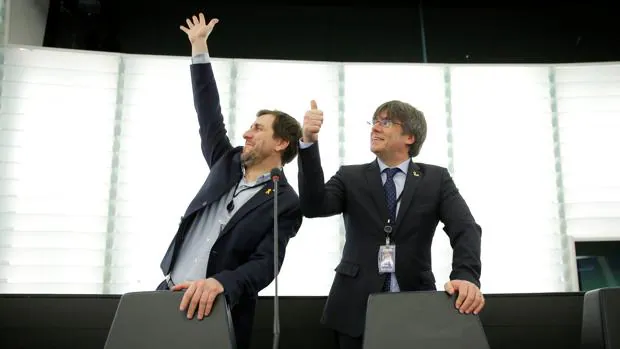 Carles Puigdemont y Toni Comin asisten a su primera sesión como eurodiputados