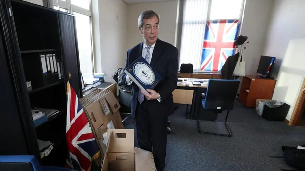 Farage, mientras empaqueta sus cosas en su oficina en Bruselas