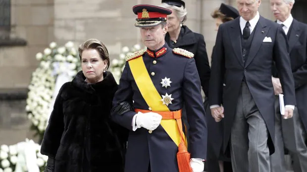 El Gran Duque Enrique de Luxemburgo y la Gran Duquesa María Teresa de Luxemburgo abandonan la Catedral de Notre-Dame