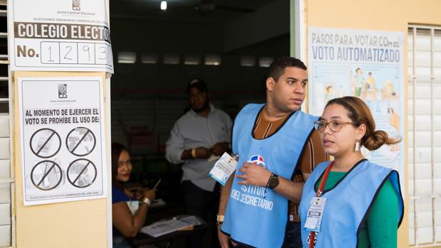 Resultado de imagen de Dominicana suspende elecciones municipales por problemas técnicos