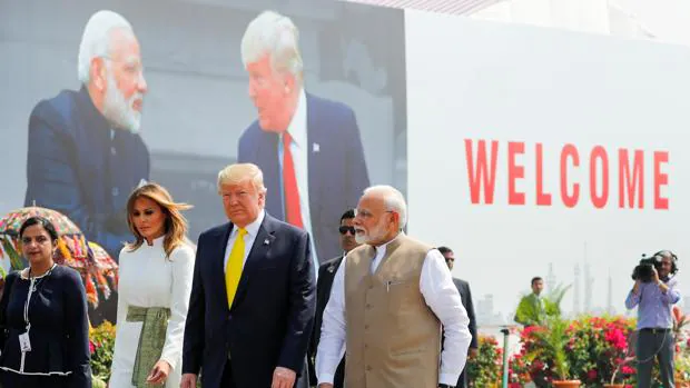 Donald Trump y la primera dama, Melania Trump, asisten a una ceremonia de bienvenida con el primer ministro indio, Narendra Modi