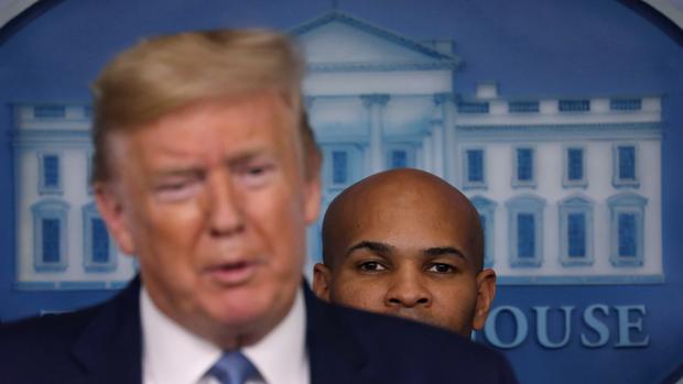 El volantazo de Trump con el coronavirus: de «farsa» a «crisis muy grave»