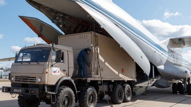 Rusia envía a Italia 9 aviones militares con personal y equipos para combatir el coronavirus