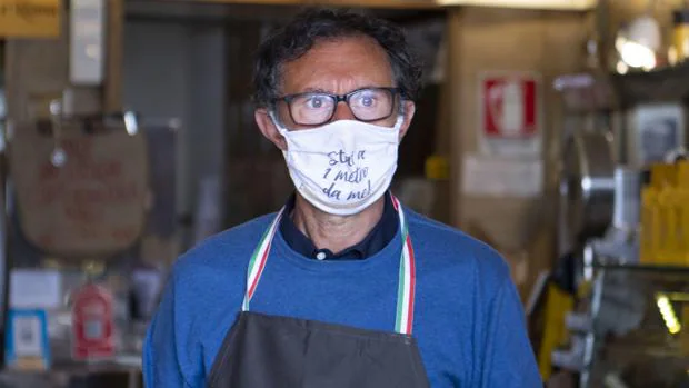 El propietario de una cafetería de Roma, que ha retomado su actividad ahora que Italia ha entrado en la fase 2