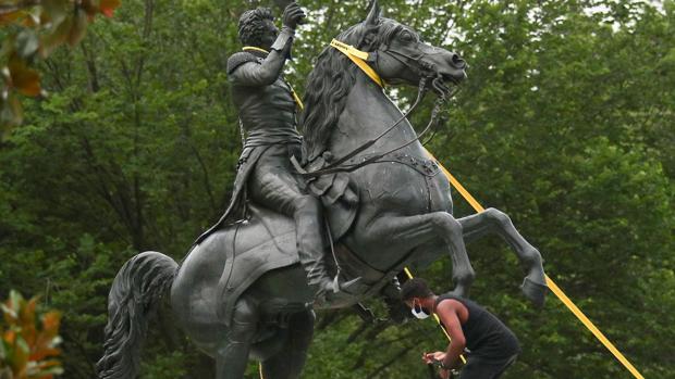 MManifestantes intentan derribar la estatua de Andrew Jackson