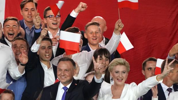 El conservador Andrzej Duda celebra sus resultados tras conocerse los sondeos a pie de urna