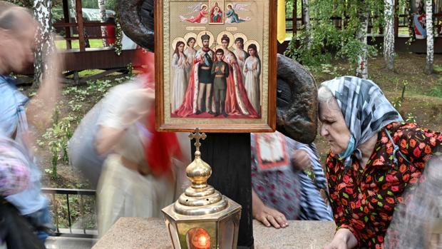 Un grupo de peregrinos forman parte de la procesión anual en memoria de la familia Románov