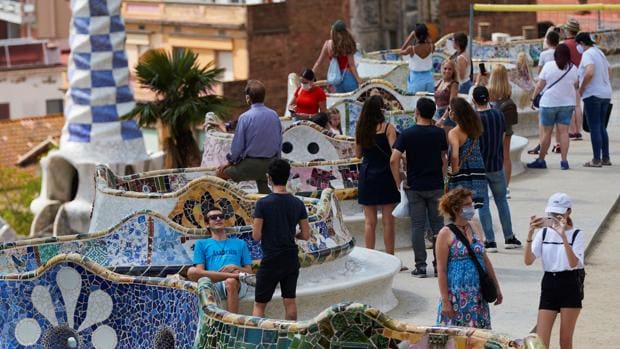 Varios visitantes en el parque Güell de Barcelona a pesar de que las autoridades hicieron un llamamiento para quedarse en casa