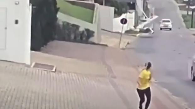 Graban el momento en el que una avioneta cae en medio de una calle de Brasil
