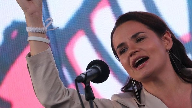 La candidata opositora a la presidencia de Bielorrusia reúne a 60.000 personas en Minsk
