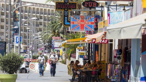 Turistas británicos pasean por una calle en Benidorm (Alicante)