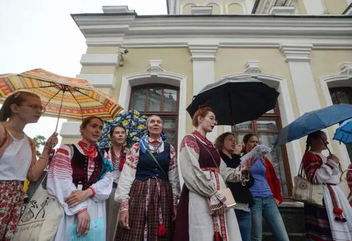 Un grupo de actores del teatro Kuplovsky y de amigos se manifiestan en apoyo al despedido director, Pavel Latushko, miembro del Consejo de Coordinación de la oposición