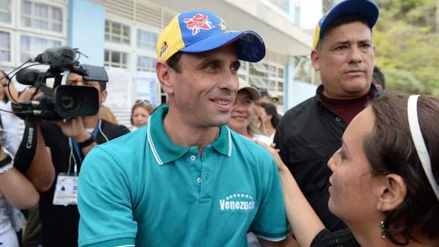 Henrique Capriles, en un centro de votación en las elecciones regionales de Venezuela de 2017