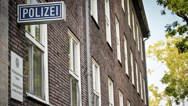 Suspenden a 29 policías en Alemania por compartir imágenes de Hitler y contenido antisemita