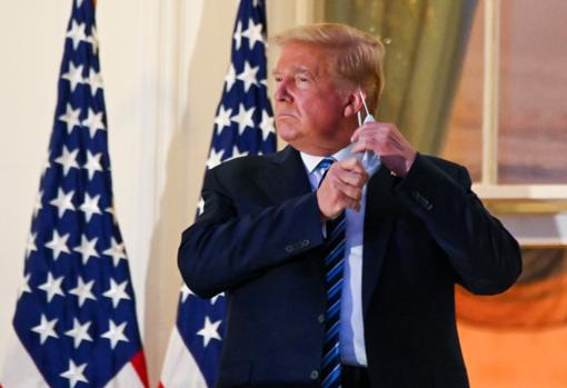 Trump se quitó la mascarilla al llegar a la Casa Blanca