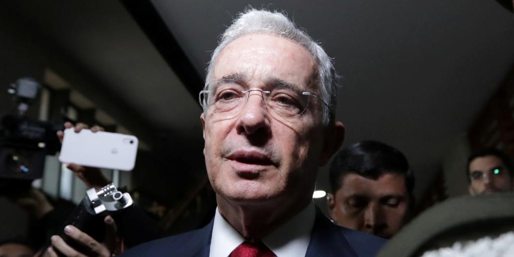Una jueza ordena la libertad del expresidente colombiano Álvaro Uribe