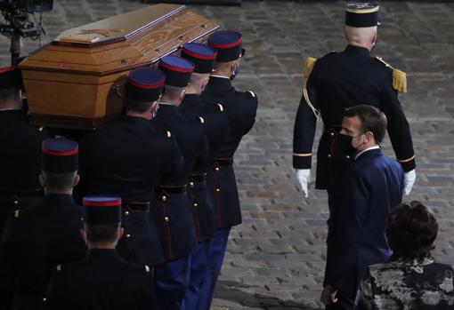 Macron presenta sus respetos al féretro de Samuel Paty