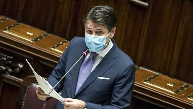 Giuseppe Conte lee un discurso en la Cámara de diputados