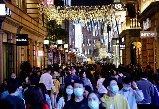 Han Jie, una de las calles comerciales más populares de Wuhan, abarrotada de nuevo de público