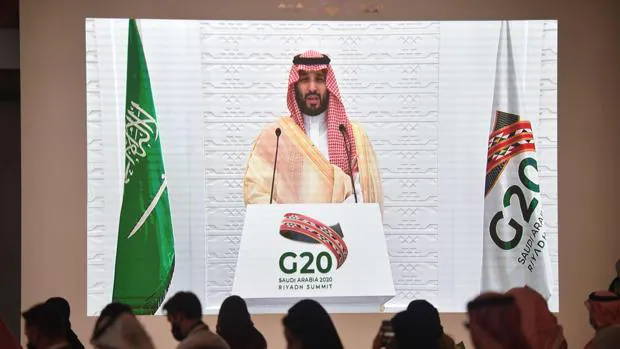 Representantes de los medios de comunicación sauditas y extranjeros escuchan al príncipe heredero de Arabia Saudita Mohammed bin Salman