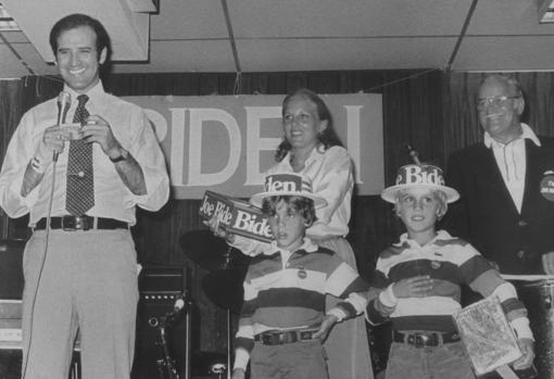 Biden, acompañado por sus hijos Hunter y Beau, durante un acto de campaña en 1988