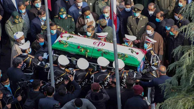 Un grupo de soldados llevan el ataúd del científico iraní, muerto en una emboscada hace unos días