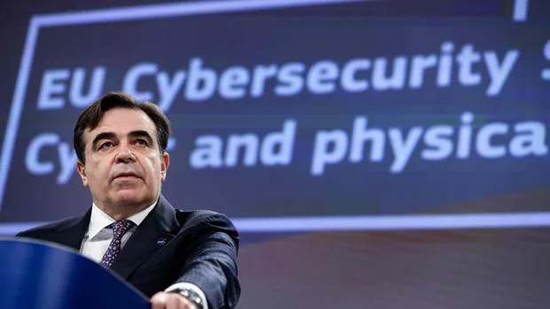 Margaritis Schinas ofrece una conferencia de prensa sobre la estrategia de ciberseguridad, en Bruselas