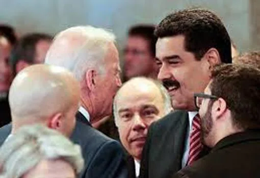 Biden (de espaldas), cuando era vicepresidente de EE.UU., saluda a Maduro en Brasilia en 2015