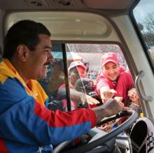Maduro conduciendo un autobús por Caracas
