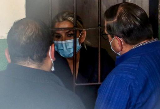 Jeanine Áñez speaks with her lawyers from her cell