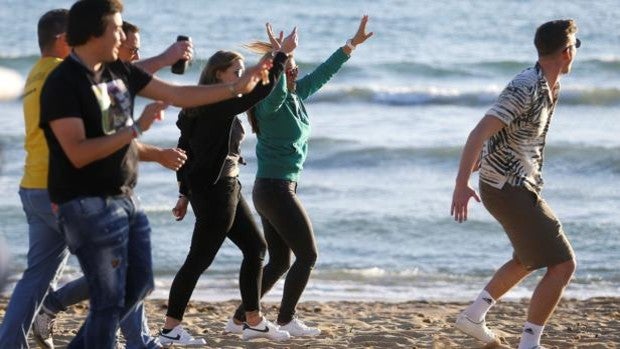 Mientras Alemania estudia endurecer las restricciones, turistas alemanes llegaban este fin de semana a Mallorca