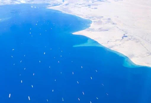 Imagen aérea de decenas de barcos a la espera de poder atravesar el canal de Suez