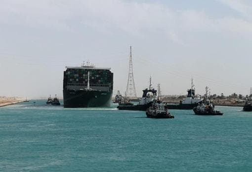 El Ever Given avanza en dirección norte por el canal de Suez tras ser reflotado