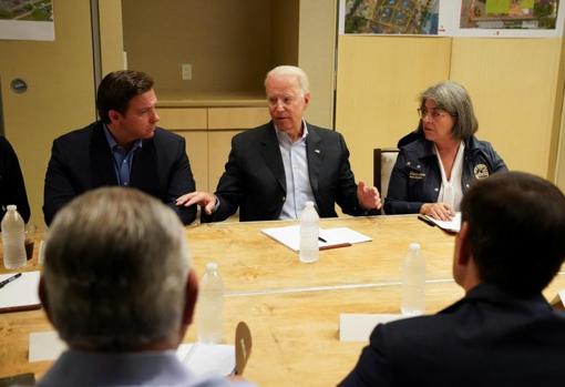 Joe Biden, con el gobernador de Florida, Ron DeSantis, y la alcaldesa de Miami-Dade, Daniella Levine Cava, durante un encuentro con las autoridades sobre el derrumbe
