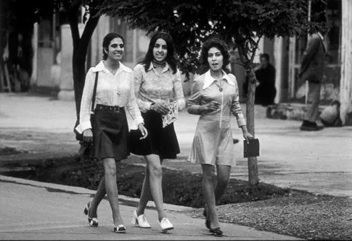 Mujeres paseando por Kabul, Afganistán, en 1972