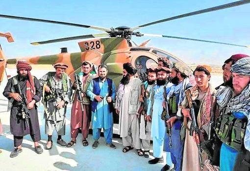 Unos talibanes con un helicóptero MD-530F en Mazar i Sharif