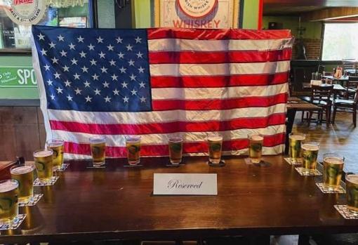 Mesa con cervezas en homenaje a los fallecidos