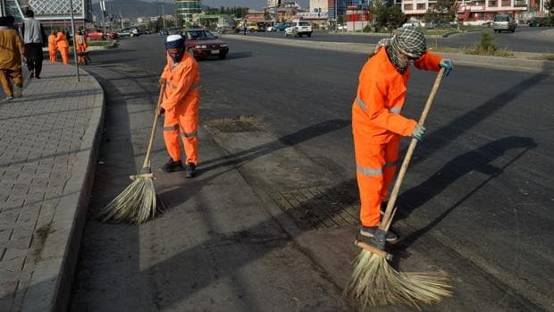 Unos trabajadores afganos limpian las calles de Kabul