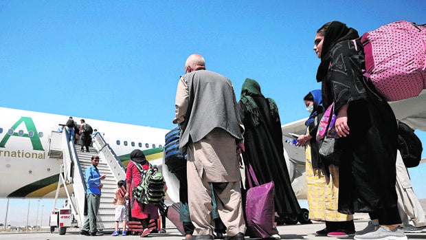Llega el primer vuelo comercial a Kabul procedente de Pakistán con solamente diez pasajeros