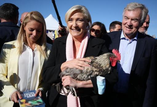 Marine Le Pen, durante una visita a un mercado en Cavignac