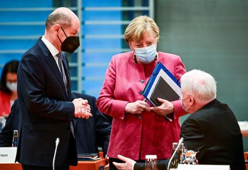 The Social Democratic candidate for the German Chancellery, Olaf Scholz, talks with the current Chancellor, Angela Merkel, and the Minister of the Interior, Horst Seehofer